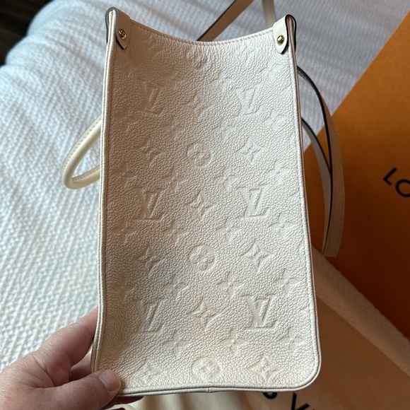 Louis Vuitton OnTheGo MM Cream Tote w/ box and dust bag - Picture 4 of 16